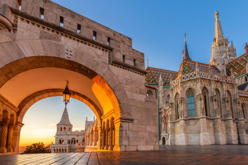 Naklejka premium Budapeszt, Węgry - wejście do dzielnicy Buda z pięknym kościołem Macieja o złotym wschodzie słońca i jasnym, błękitnym niebem