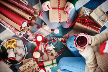Happy friends preparing christmas presents for Christmas - obrazy, fototapety, plakaty