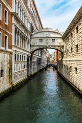 Fototapeta premium Bridge of Sighs in Venice, Italy. This bridge connects the prison cells to the interrogation rooms of the Doge's palace and was the last view prisoners saw before being imprisoned, hence the name.