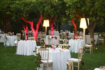 Tavola imbandita, cena all'aperto in giardino.