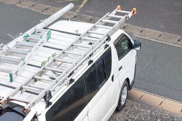 梯子を積んだ自動車