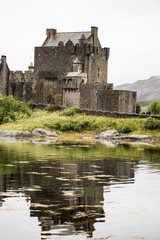 Fototapeta premium Zamek Eilean Donan w ciepły letni dzień - Dornie, Szkocja - Wielka Brytania