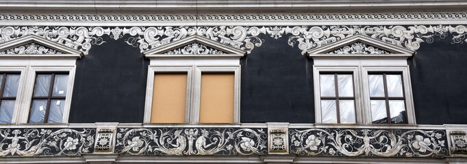 Fensterreihe über dem Langen Lang des Stallhofs in Dresden