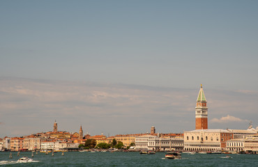 Fototapeta premium Widok miasta Wenecji od morza z łodziami, Veneto, Włochy