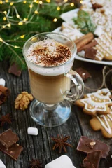 Fotobehang Cappuccino -koffie in transparante beker met kerstkoekjes © Pavlova