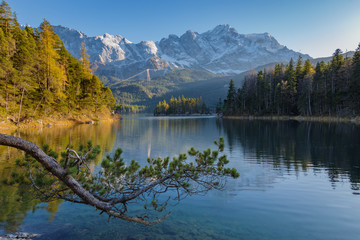 Fototapeta na wymiar Beautiful Lake Eibsee with Zugspitze mountain in the German alps.