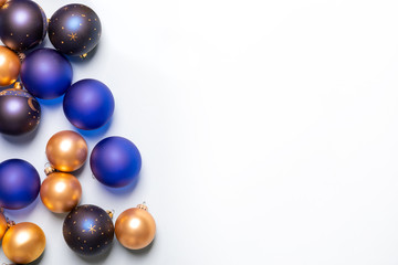 Weihnachtsdekoration auf weißem Hintergrund