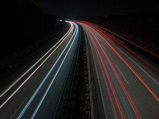 Rote und weisse Lichtspuren auf der Autobahn bei Nacht, Ruecklichter und Scheinwerfer