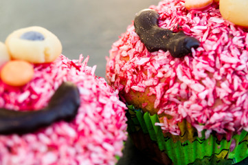 Bunte Muffins mit Gesicht 