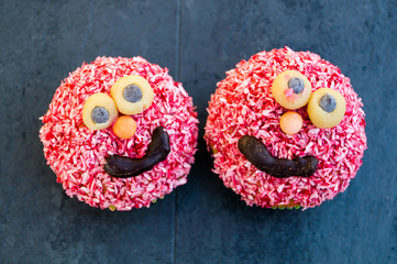 Bunte Muffins mit Gesicht 