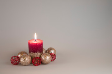 Kerze mit Christbaumkugeln