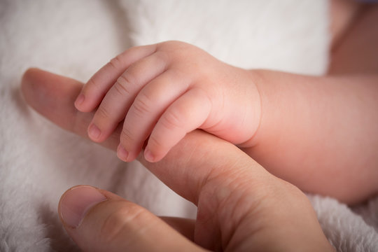 Fotograf&iacute;a de manos de bebe