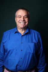 Obraz premium Beautiful older man in front of a colored background