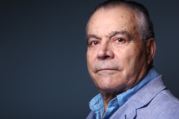 Obraz premium Beautiful older man in front of a colored background