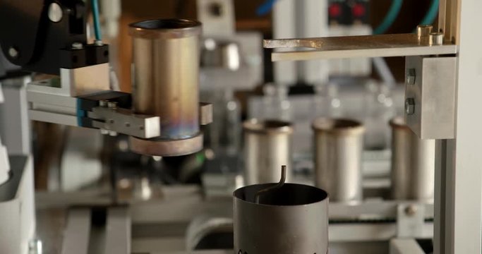 Roboterarm greift Dose und bewegt diese