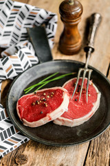 Tournedos de bœuf cru sur table rustique en bois