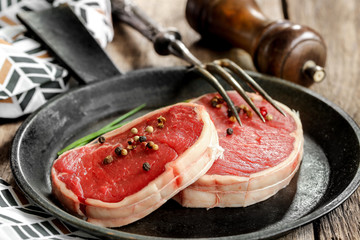 Tournedos de bœuf cru sur table rustique en bois