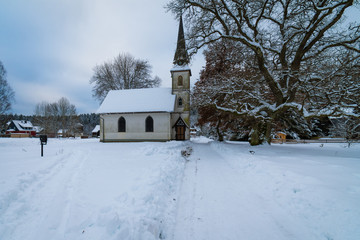 Kirche in Elend am Abend im Winter
