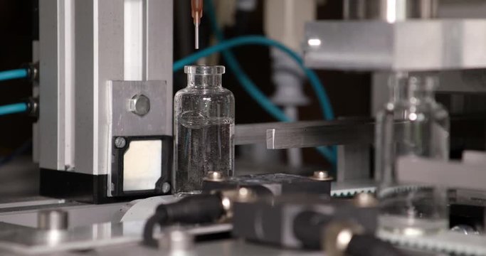 Automatische Abf&uuml;llung in Flasche in einer Industrieanlage