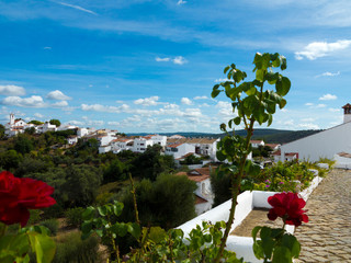Obraz premium Das Bergdorf Salir mit Kirche und weißen Häusern im Hinterland der Algarve in Portugal