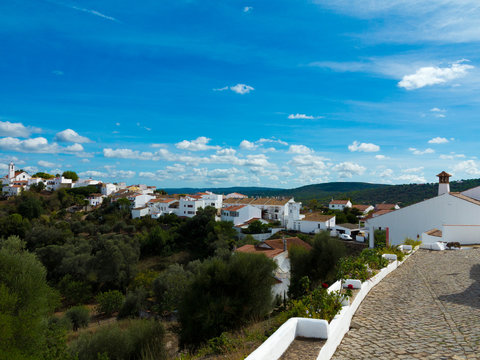 Das Bergdorf Salir mit Kirche und wei&szlig;en H&auml;usern im Hinterland der Algarve in Portugal