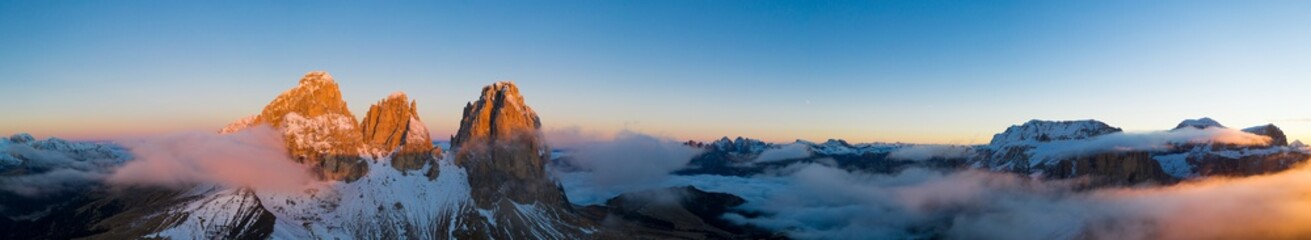 Belle vue panoramique sur les sommets des Dolomites