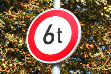 Verkehrsschild  Durchfahrt bis 6 Tonnen