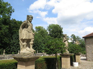 Fototapeta na wymiar Barocke steinerne Figuren im Rosengarten Weikersheim