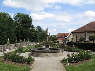 Brunnen mit Brunnenfigur im barocken Rosengarten Weikersheim