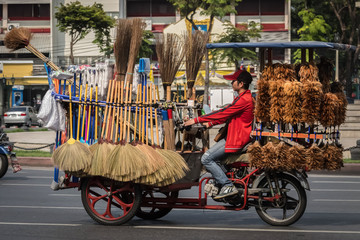 Fahrender Besenhändler in Thailand