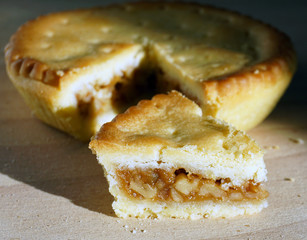 Stückchen Engadiner Nusstorte mit Füllung