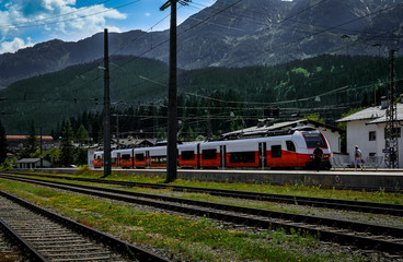 Zug fährt in den Bahnhof von Hochfilzen, Tirol Österreich