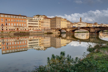 Obraz premium Le long de la riviere Arno a Florence en Toscane - Italie