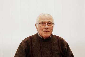 portrait senior de 80 ans,isolé