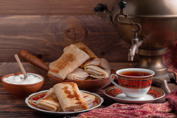 блины с начинкой в сковороде на кухонном столе