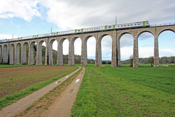 Fototapeta na wymiar eisenbahnbrücke, gümmenen, schweiz