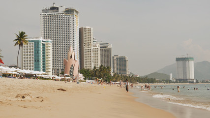Fototapeta na wymiar Nha Trang beach with many vacationing tourists. Vietnam.