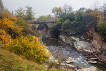 Fototapeta na wymiar Старый мост на реке