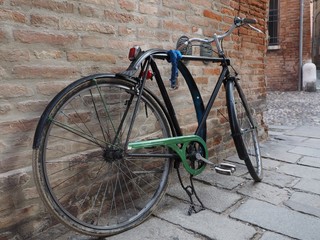 Fototapeta na wymiar Broken and abandoned bicycle.