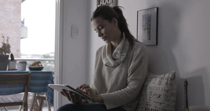 Woman with Ipad at home - 4K