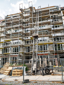 Scaffold surrounding new building