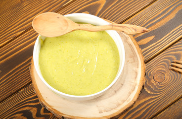 суп пюре из картофеля и брокколи стоит на столе  