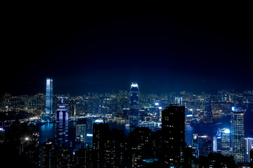 Fototapeta na wymiar Blick auf die Stadt Hong Kong, China die den Nachthimmel nachts blau färbt