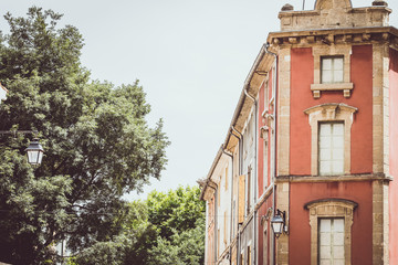 Façade d'une maison ancienne en terre d'ocre