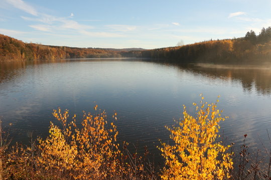 Fr&uuml;hmorgens am Hevesee, die Verl&auml;ngerung des Hevearmes des M&ouml;hnesees im Sauerland