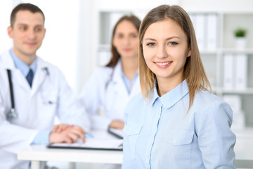 Obraz premium Friendly male doctor on the background with patient in hospital