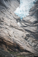 blaue Briksdal Gletscherzunge umrandet von Fels in Norwegen