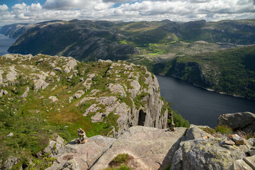 Lysefjord-Panorama mit Steinmännchen im Vordergrund in Norwegen