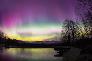 Foto op Plexiglas Zeldzame Aurora Borealis boven een vijver in Vermont. © Don Landwehrle