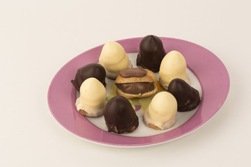 Pasteles de chocolate blanco y chocolate negro sobre fondo blanco.